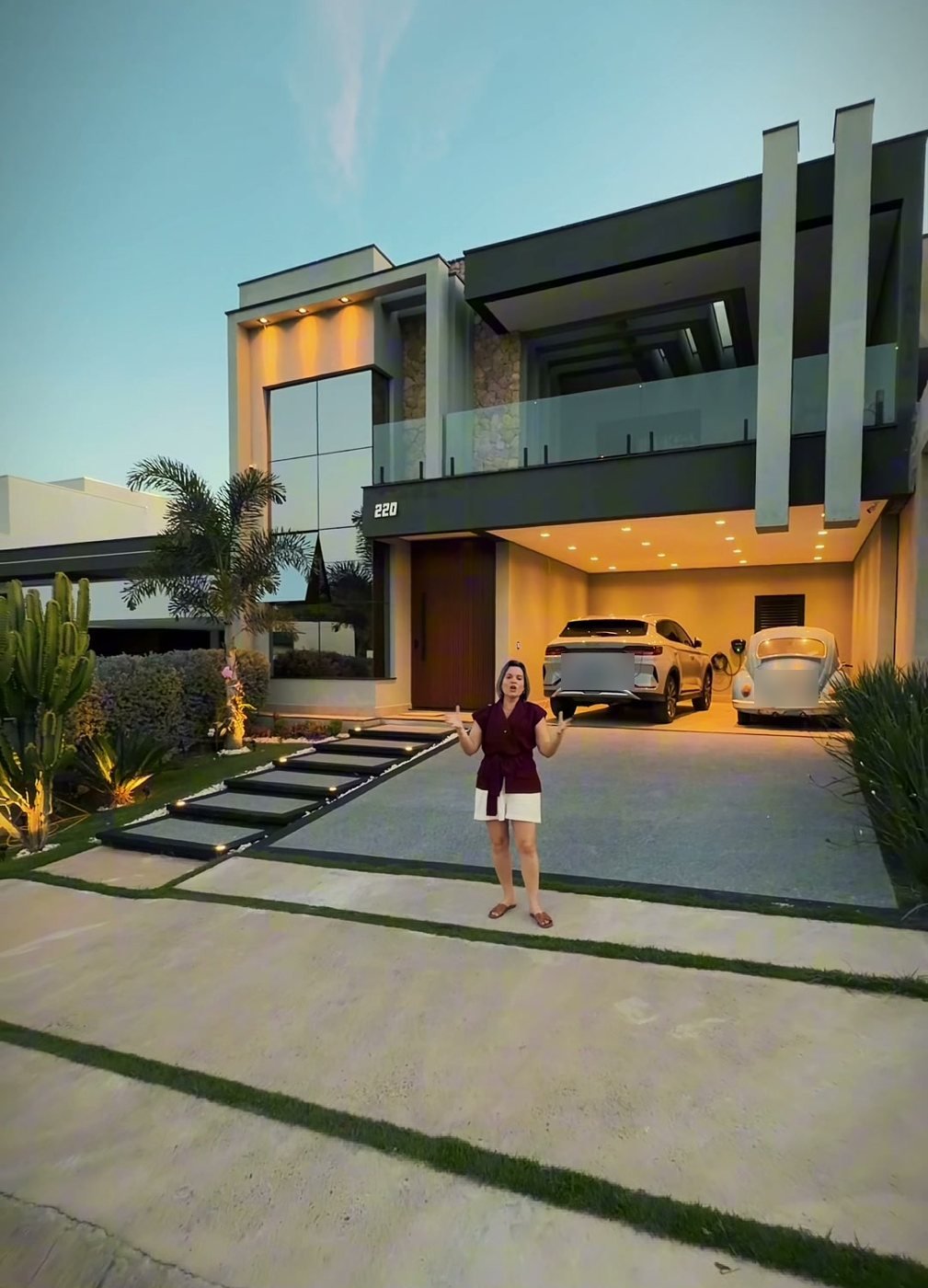 Gislene em frente à casa que construiu com consórcio