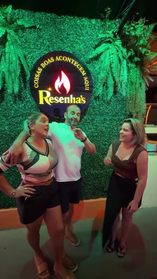Kadu e Malaine com a Gica no Resenha's Bar